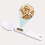 digital måleske med display til præcis afmåling og nem vejning af små ingredienser i køkkenet